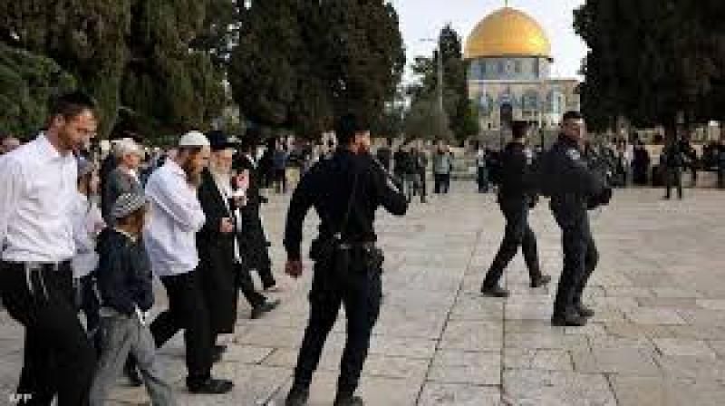 مستوطنون يقتحمون المسجد الأقصى بحماية شرطة الاحتلال الإسرائيلى