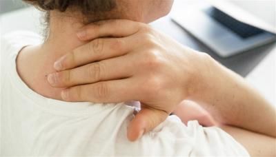 آلام الرقبة.. متى تستلزم استشارة الطبيب؟