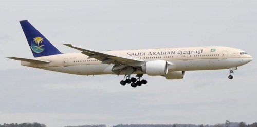 فاجعة هزت ارجاء المملكة لامرأة سعودية تنسى رضيعها بالمطار وتستقل الطبارة.. ومافعله الطيار معها كانت صدمة كبيرة للجميع الركاب.!