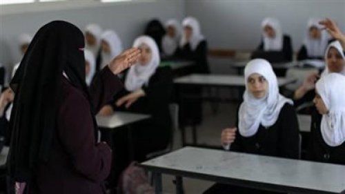 معلمة سعودية تعاقب طالبة بطريقة بشعة جدا ... وقرارات فورية صادرة بحقها جعلتها تندم على طريقتها اللاإنسانية !