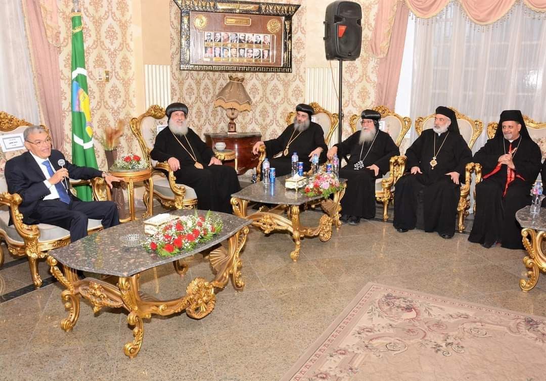 الأنبا باسيليوس يُهنئ قيادات محافظة المنيا بعيد الأضحى (صور)