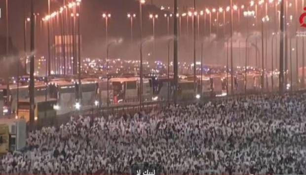 حجاج بيت الله الحرام يتوجهون إلى مزدلفة بعد الوقف على عرفات (فيديو)