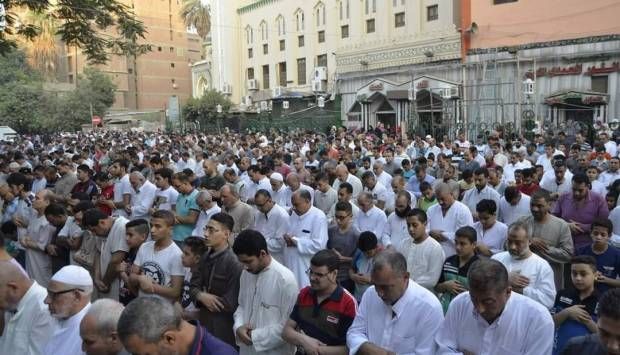 أهالي المطرية يؤدون صلاة عيد الأضحى وسط فرحة كبيرة (صور)