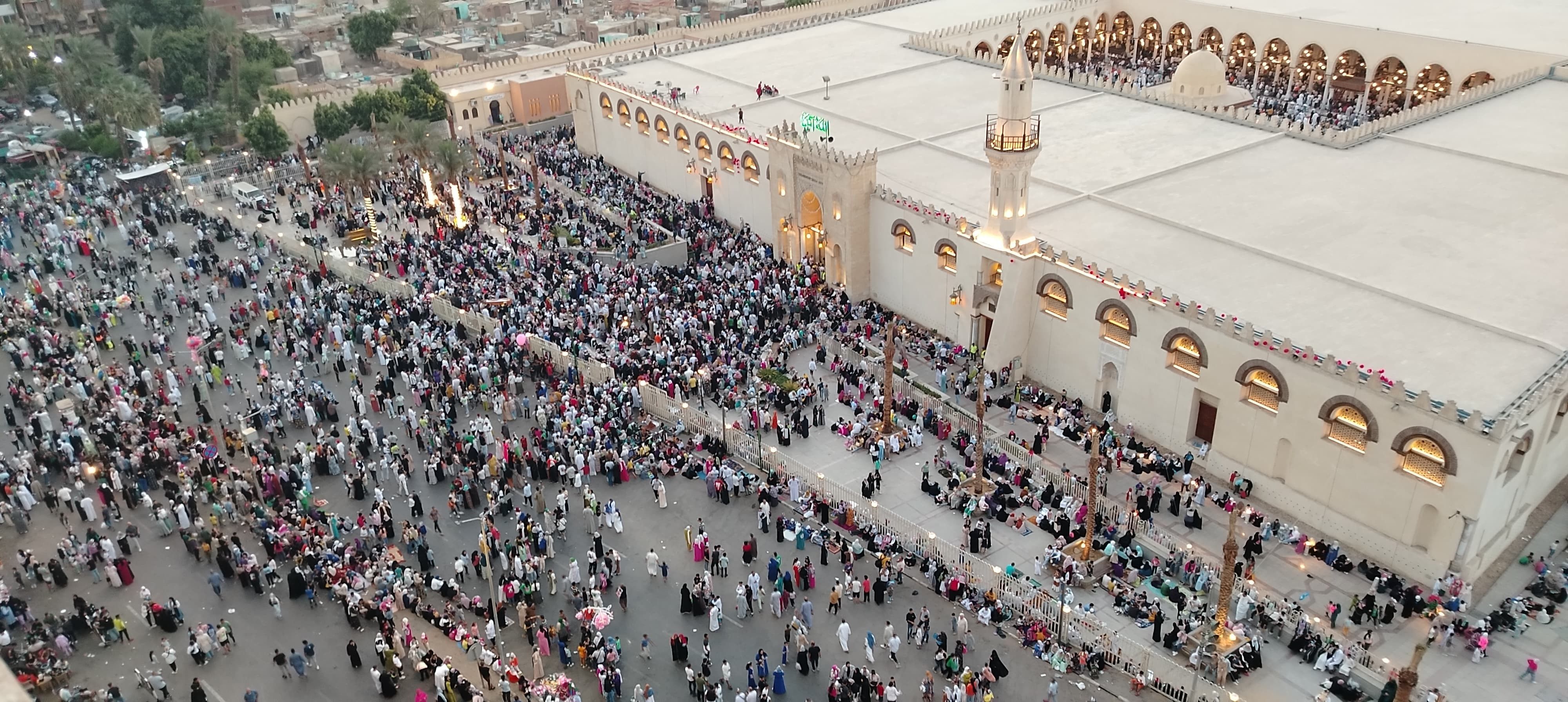 بـ البلالين.. المواطنون يتوافدون على مسجد عمرو بن العاص لأداء صلاة العيد