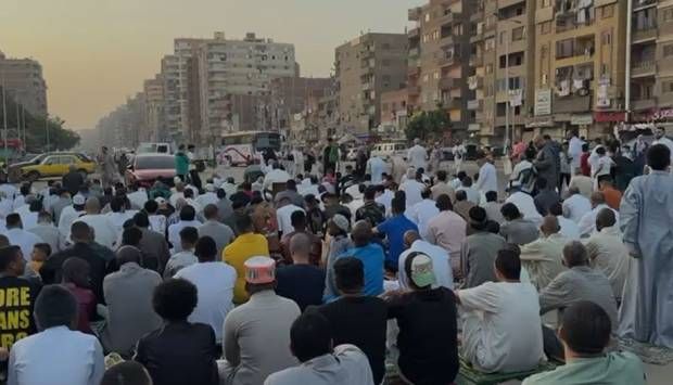 المواطنون يرددون تكبيرات العيد بعين شمس قبل وبعد الصلاة (فيديو)