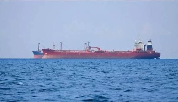 القيادة الأمريكية: أنقذنا طاقم سفينة يونانية استهدفها الحوثيون منذ 4 أيام