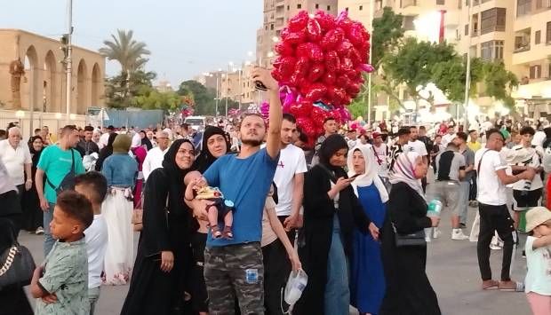 بـ البلالين.. المواطنون يتوافدون على مسجد عمرو بن العاص لأداء صلاة العيد