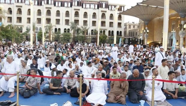 آلاف المواطنين يؤدون صلاة عيد الأضحى بساحة مسجد الحسين (صور)