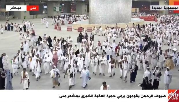 ضيوف الرحمن يرمون جمرة العقبة الكبرى بمشعر منى (بث مباشر)