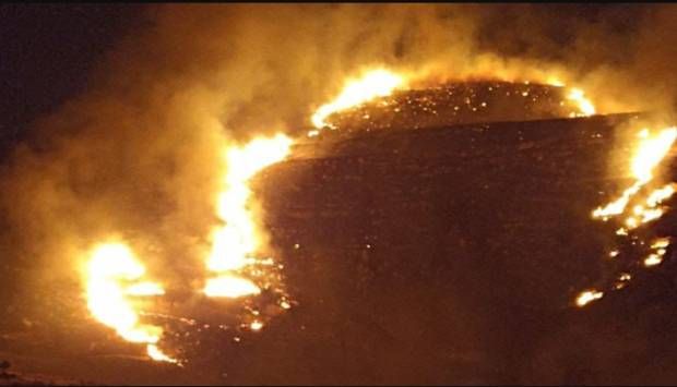 مستوطنون يشعلون النار في أراضي زراعية شرق رام الله