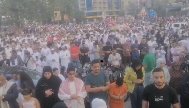 بـ البلالين.. المواطنون يحتفلون بالعيد في ساحة مسجد مصطفى محمود (فيديو)