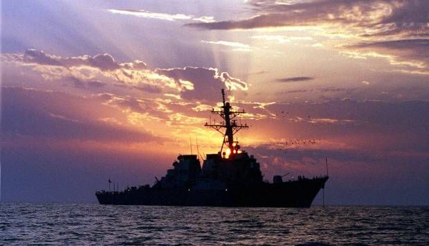 الحوثيون: تنفيذ 3 عمليات عسكرية على مدمرة أمريكية وسفينتين