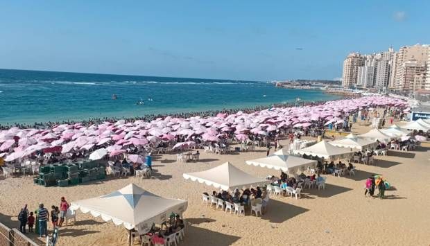شواطئ الإسكندرية تمتلئ بالمصطافين في ثالث أيام عيد الأضحى