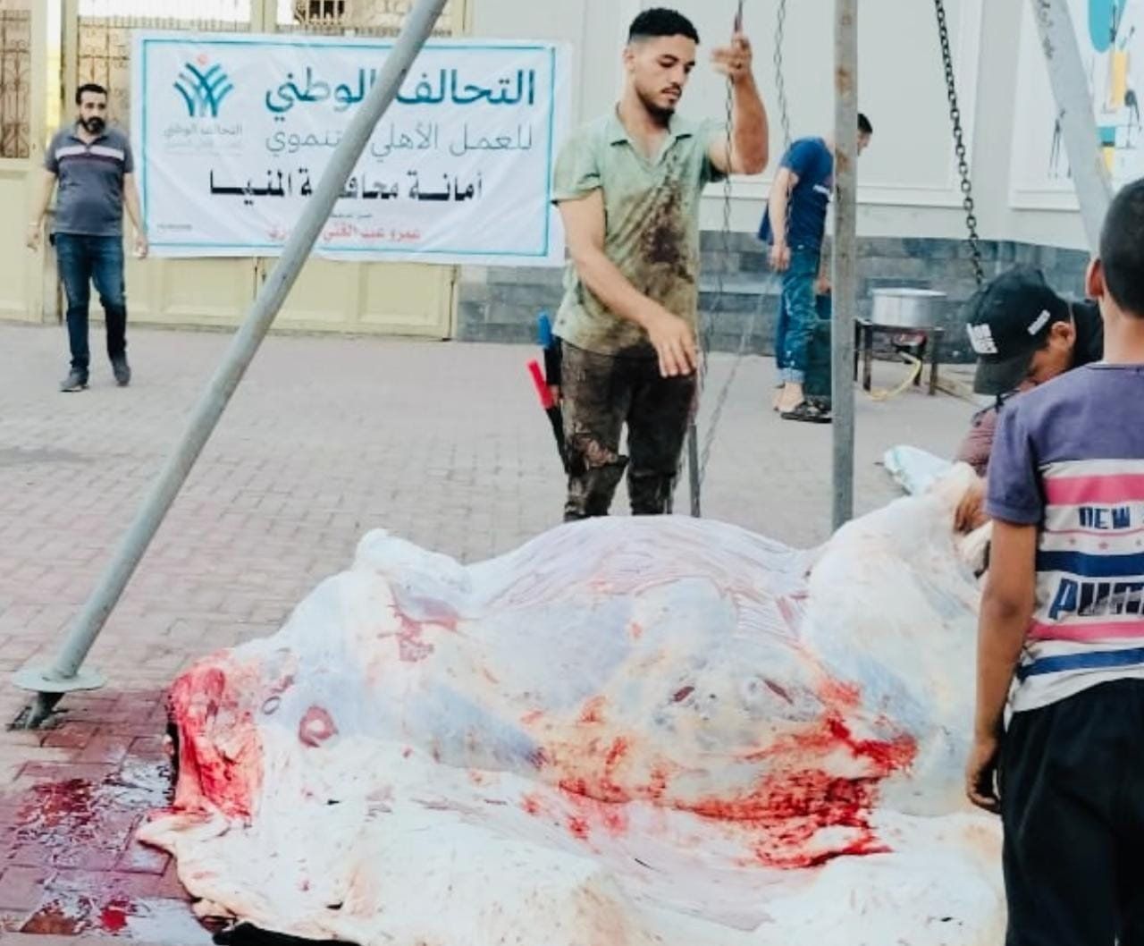 التحالف الوطني: توزيع لحوم الأضاحي على الأسر الأكثر احتياجًا بالمنيا (صور)