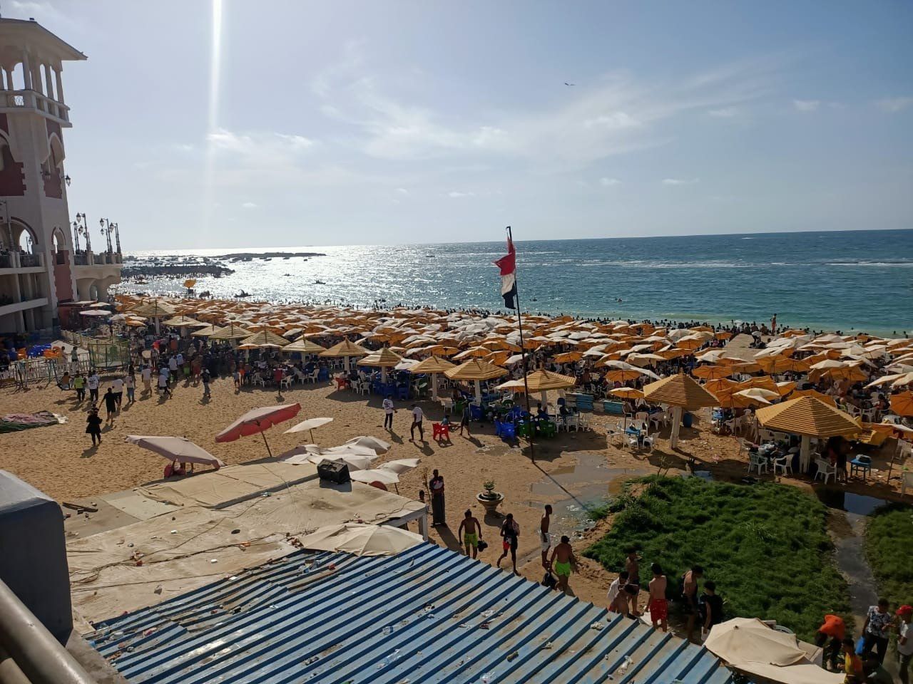 شواطئ الإسكندرية تمتلئ بالمصطافين في ثالث أيام عيد الأضحى