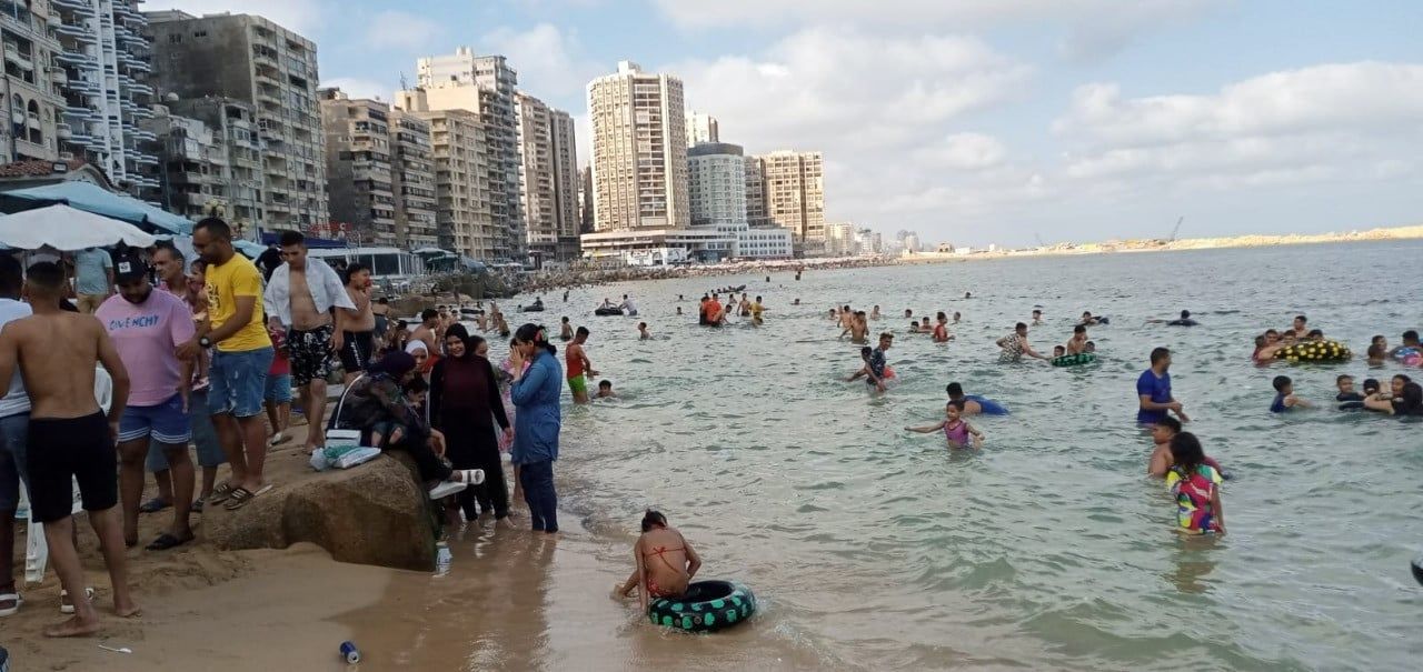 شواطئ الإسكندرية تمتلئ بالمصطافين في ثالث أيام عيد الأضحى