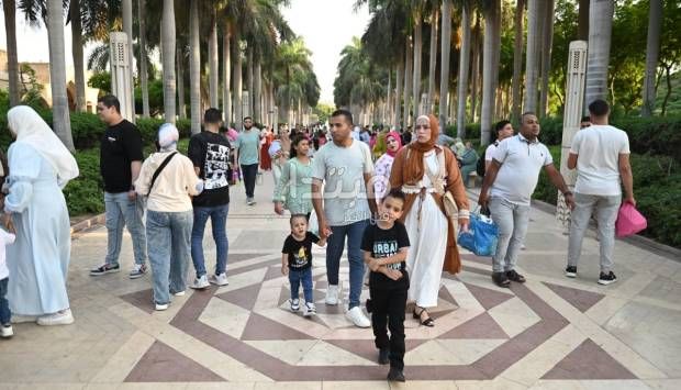إقبال كثيف من المواطنين على حديقة الأزهر في رابع أيام العيد