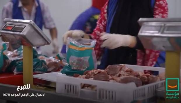 «حياة كريمة» تواصل توزيع لحوم صكوك الأضاحي للأسر المستحقة (فيديو)