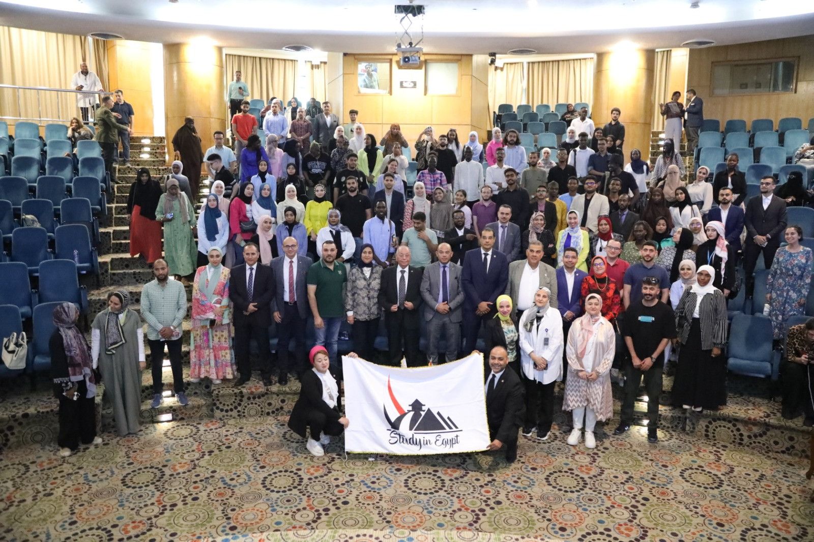 التعليم العالي تنظم زيارة للطلاب الوافدين لمستشفى سرطان الأطفال 57357