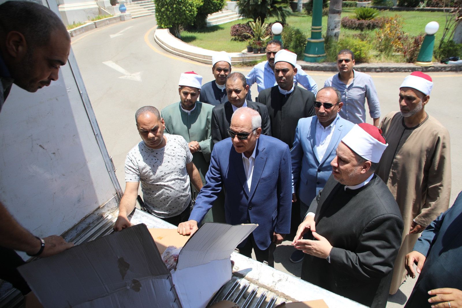 «الجيزة» تواصل تسليم لحوم صكوك الأضاحي للأسر الأولى بالرعاية (صور)