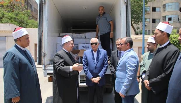 «الجيزة» تواصل تسليم لحوم صكوك الأضاحي للأسر الأولى بالرعاية (صور)