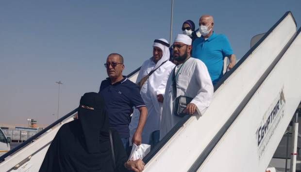 مصر للطيران تبدأ رحلة إعادة 15 ألف حاج من مالي وغينيا