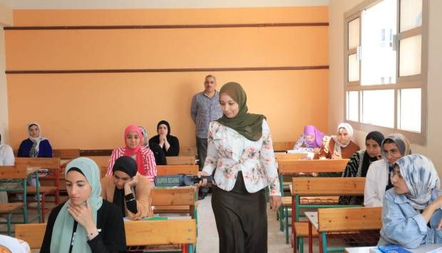 1981 لجنة تستقبل طلاب الثانوية العامة لأداء امتحان اللغة العربية