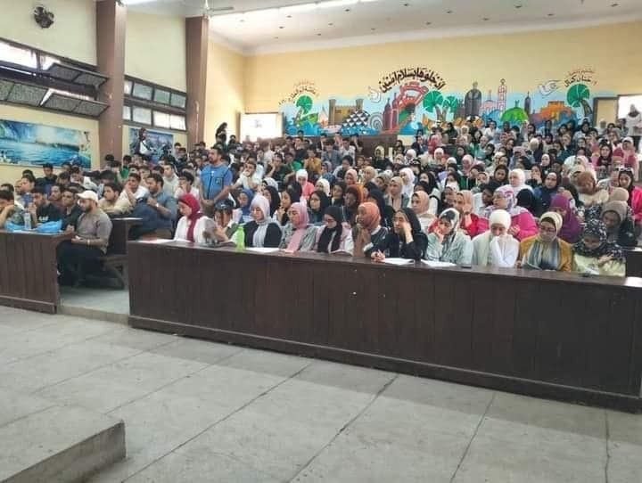 «التعليم» تواصل تقديم المراجعات المجانية لطلاب الثانوية العامة (صور)