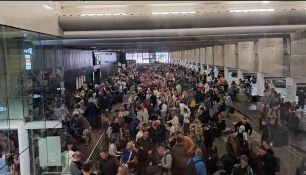 عاجل- انقطاع التيار الكهربائي في مطار مانشستر واضطراب واسع النطاق