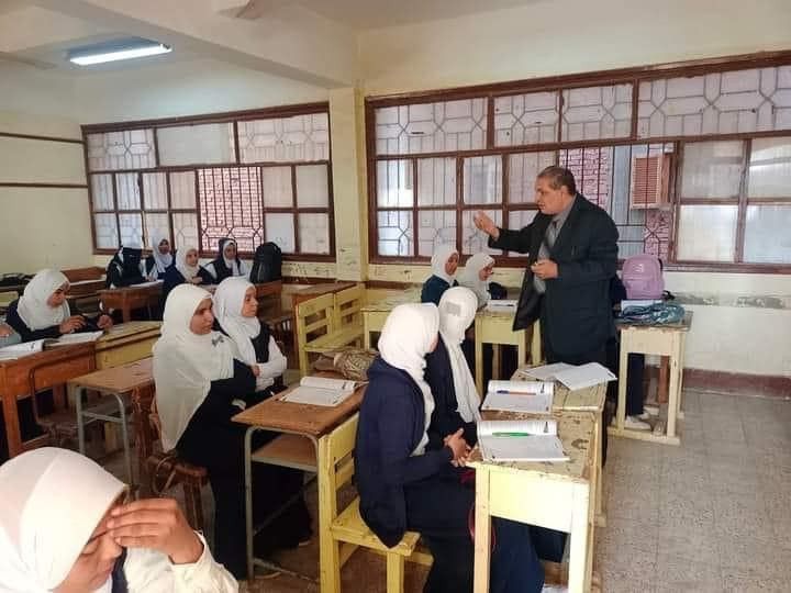 «التعليم» تواصل تقديم المراجعات المجانية لطلاب الثانوية العامة (صور)