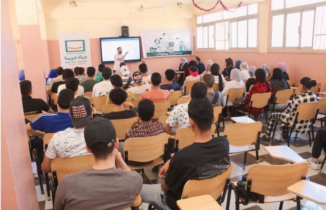 «التعليم» تواصل تقديم المراجعات المجانية لطلاب الثانوية العامة (صور)