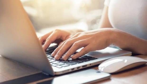 أثناء العمل والمذاكرة.. كيفية خفض حرارة اللاب توب في الصيف