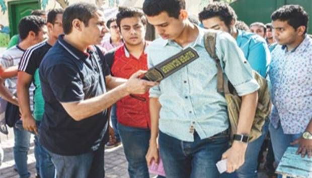 لجان الثانوية العامة تستقبل الطلاب للتفتيش قبل بدء امتحان اللغة الثانية