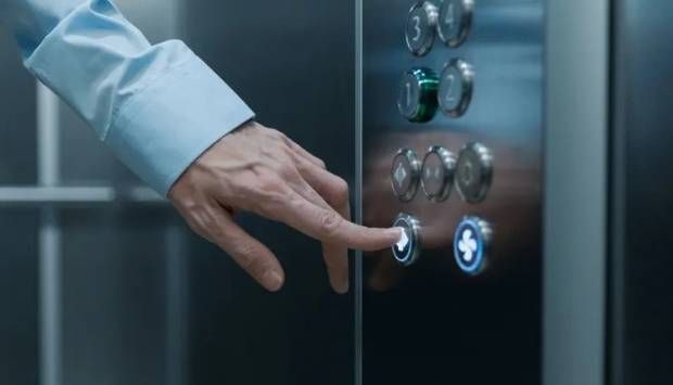 «هتتصرف إزاي لو انقطع التيار وأنت في الأسانسير؟».. نصائح مهمة