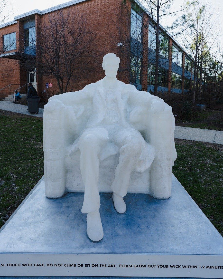 بسبب موجة الحر.. تمثال لينكولن الشمعي يذوب في واشنطن (صور)