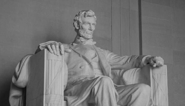 بسبب موجة الحر.. تمثال لينكولن الشمعي يذوب في واشنطن (صور)