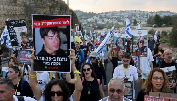 عائلات المحتجزين الإسرائيليين تدعو إلى تنفيذ صفقة تبادل