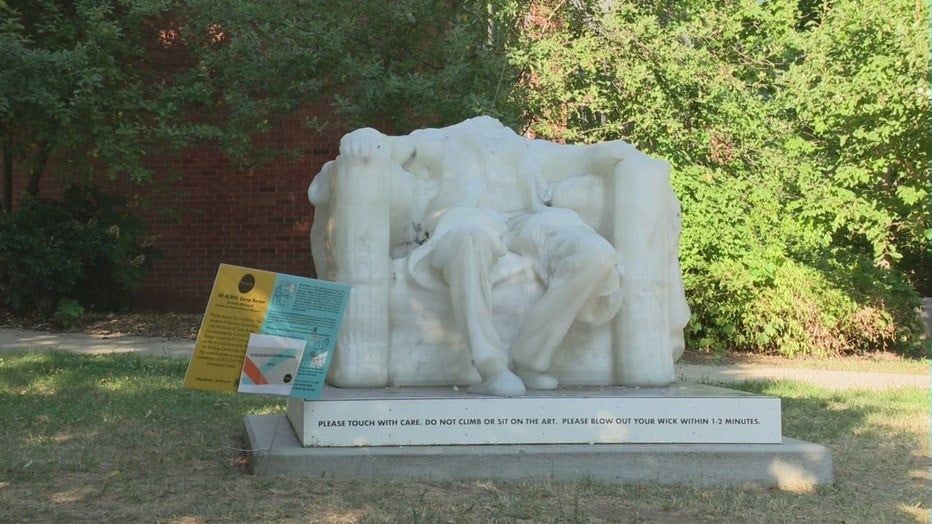 بسبب موجة الحر.. تمثال لينكولن الشمعي يذوب في واشنطن (صور)