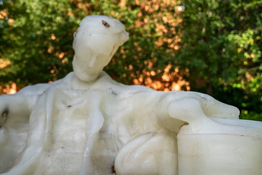 بسبب موجة الحر.. تمثال لينكولن الشمعي يذوب في واشنطن (صور)