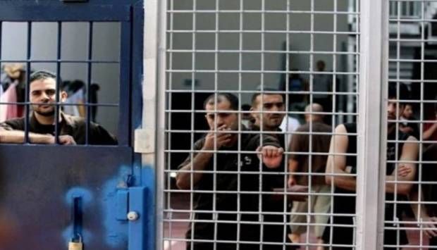«جحيم على الأرض».. معاناة الأسرى الفلسطينيين داخل سجون الاحتلال