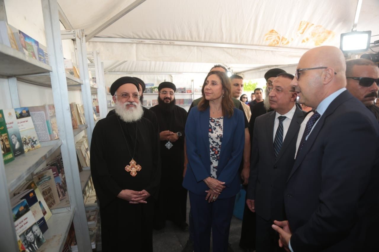 وزيرة الثقافة تفتتح معرض كتاب الكاتدرائية المرقسية بالإسكندرية (صور)