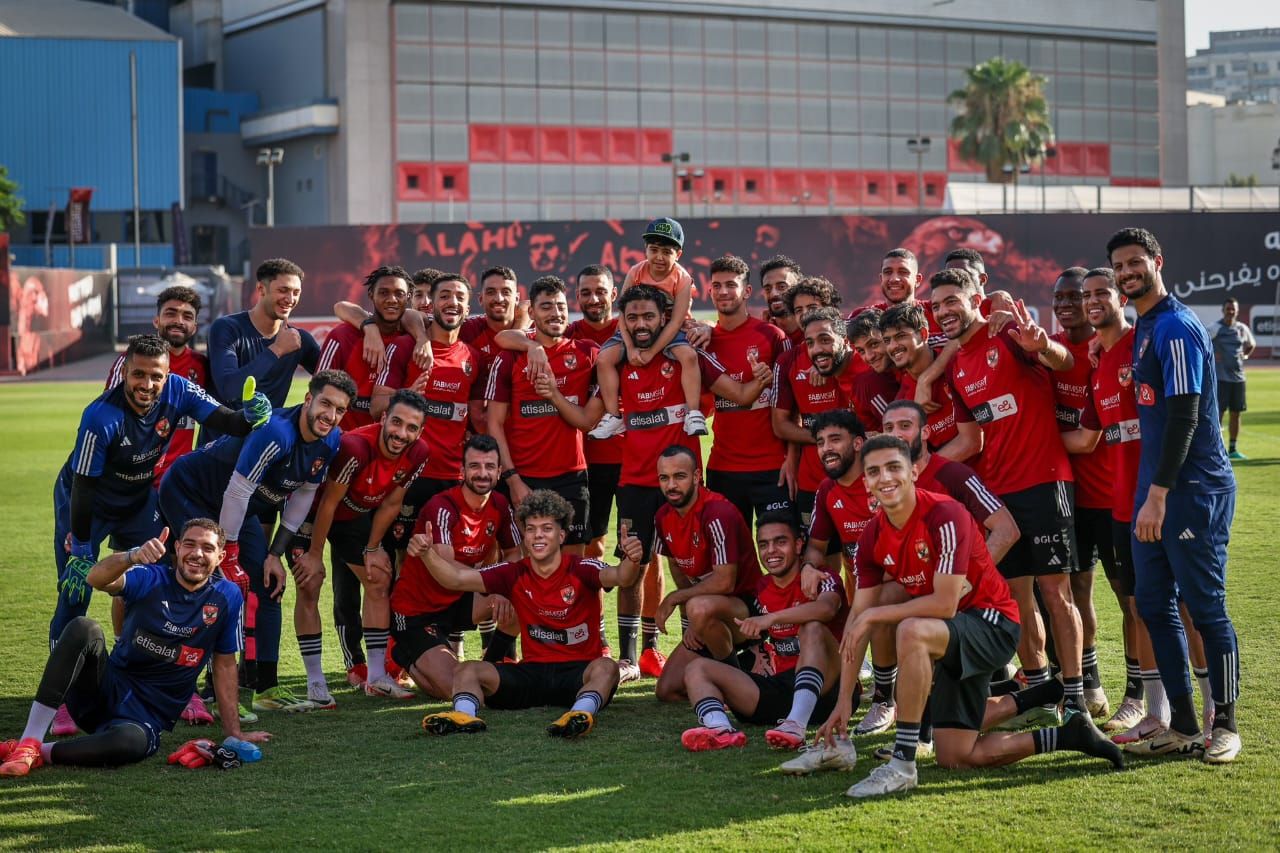 لاعبو الأهلي يستقبلون الطفل علي صاحب مرض ضمور العضلات.. صور