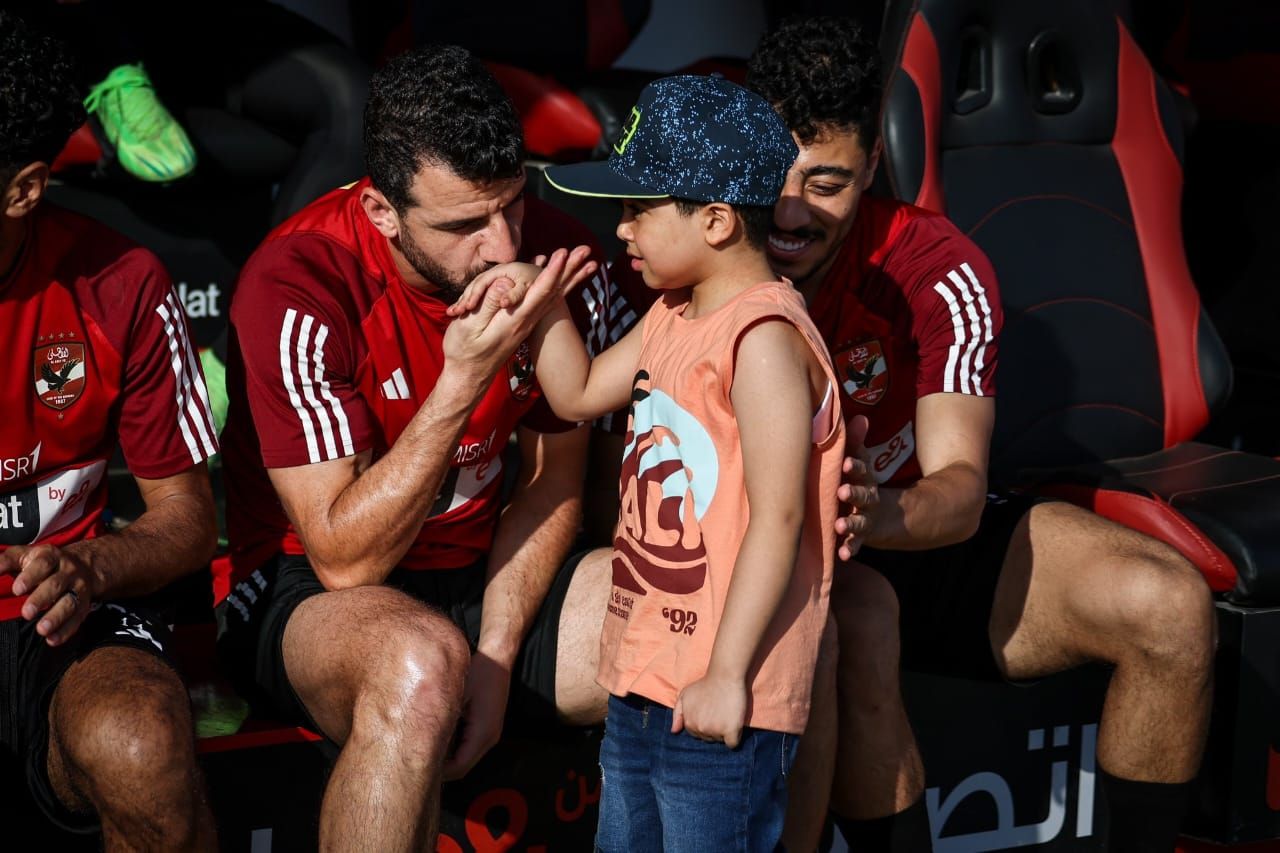 لاعبو الأهلي يستقبلون الطفل علي صاحب مرض ضمور العضلات.. صور