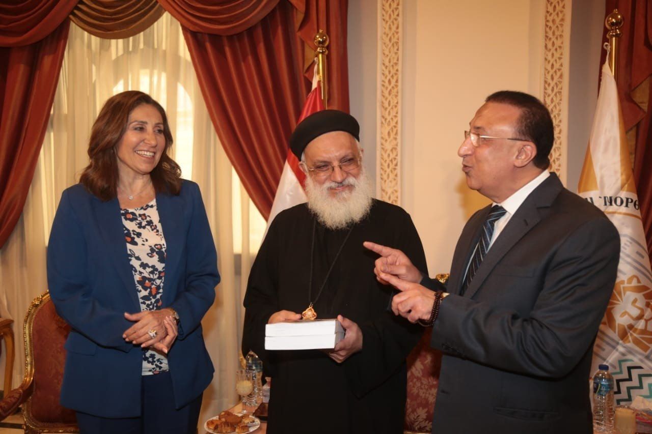 وزيرة الثقافة تفتتح معرض كتاب الكاتدرائية المرقسية بالإسكندرية (صور)