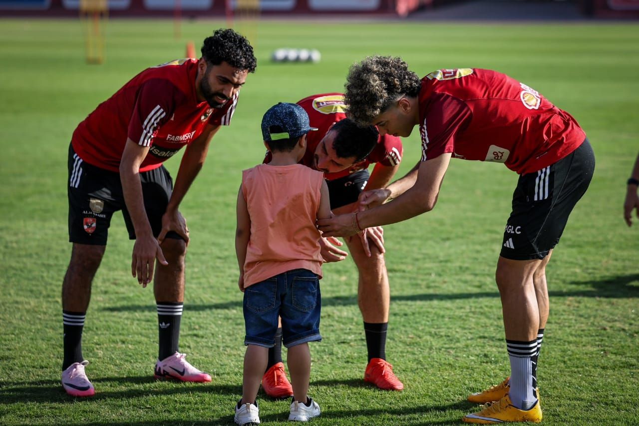 لاعبو الأهلي يستقبلون الطفل علي صاحب مرض ضمور العضلات.. صور