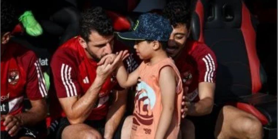 لاعبو الأهلي يستقبلون الطفل علي صاحب مرض ضمور العضلات.. صور