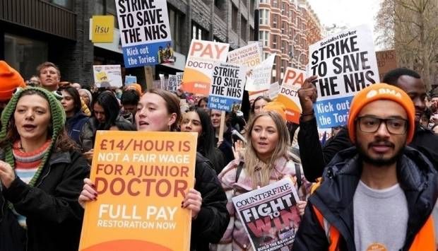 إضراب الأطباء في بريطانيا.. عاصفة تهدد القطاع الطبي بالمملكة المتحدة