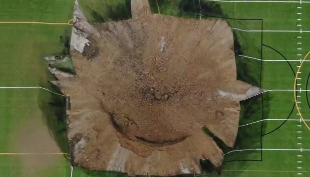 حفرة بعرض 100 قدم.. انهيار أرضية ملعب كرة في أمريكا (فيديو)