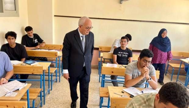 وزير التعليم يطمئن من الطلاب على مستوى امتحان الفيزياء