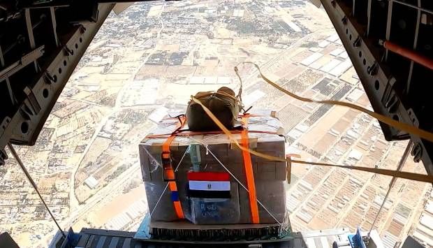 مصر تواصل إنزال أطنان من المساعدات الغذائية والطبية إلى سكان غزة